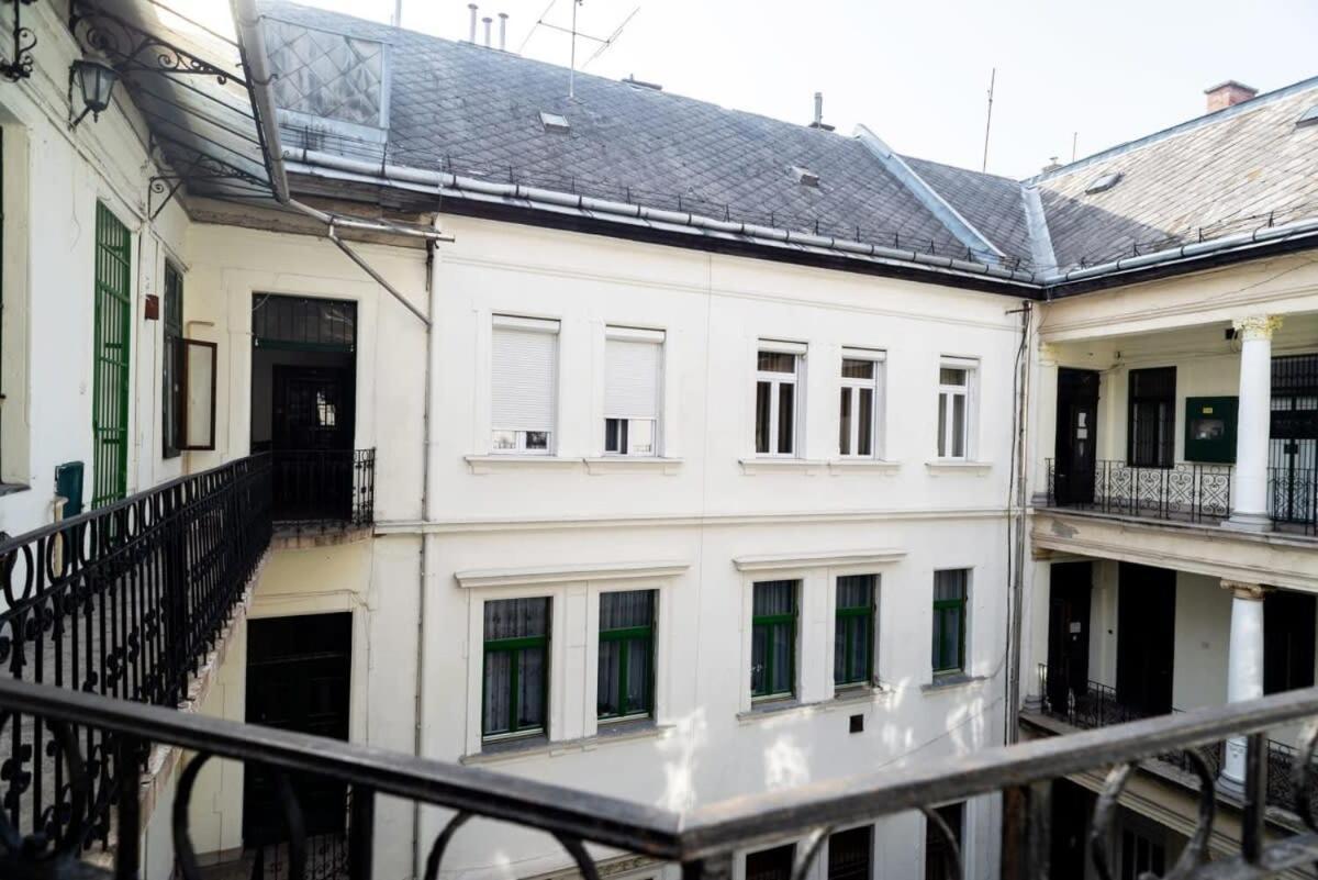 Large Apartment At Perfect Central Location Budapest Ngoại thất bức ảnh